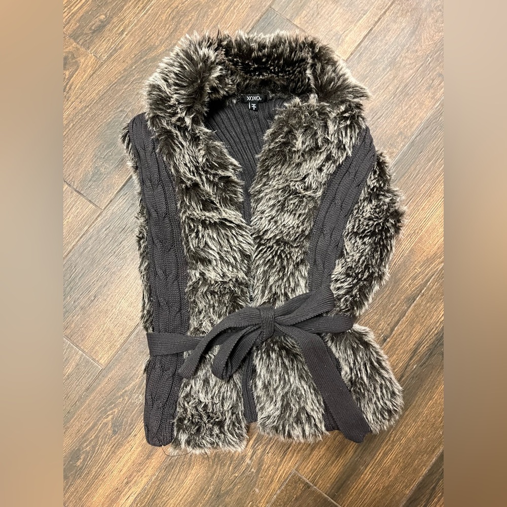✨Xoxo brand faux fur vest, size small!✨
